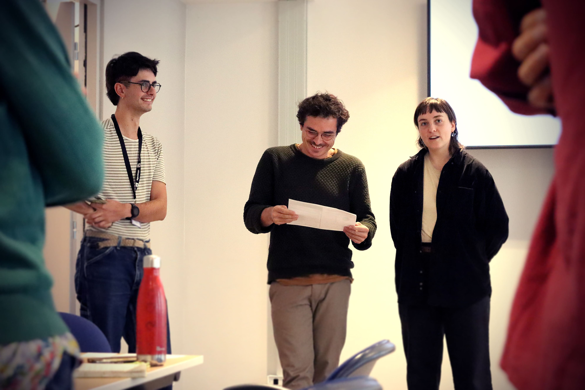 Présentation d’une histoire devant les participant·es de l’atelier