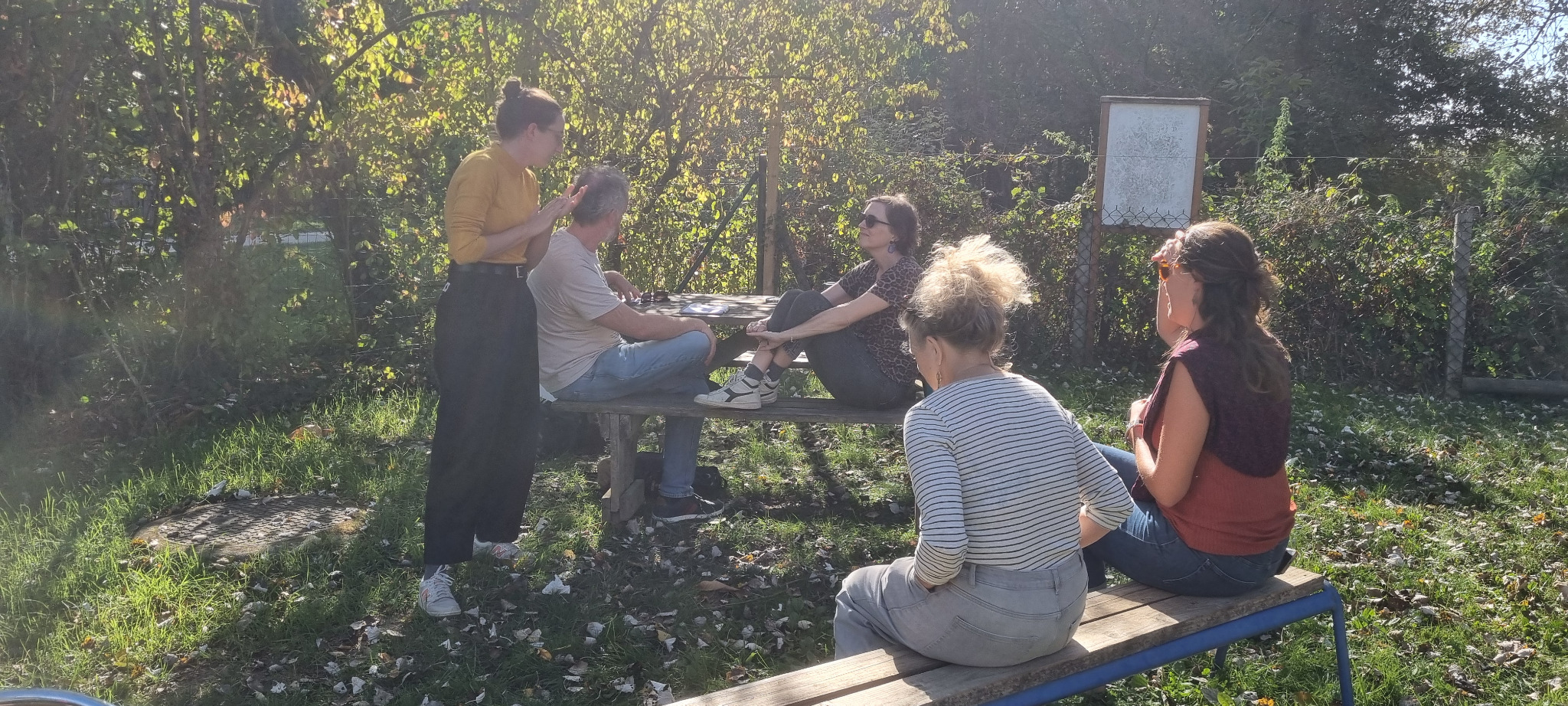 Échanges entre participant·es à l’issue d’un atelier en plein air