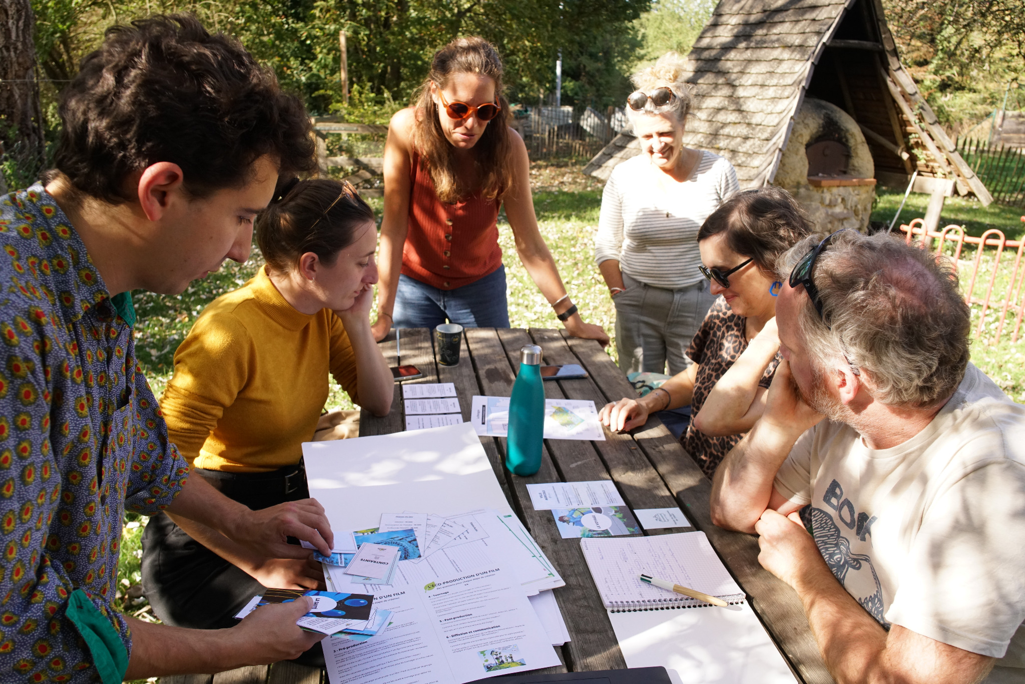 Participant·es à l’atelier pendant le jeu narratif