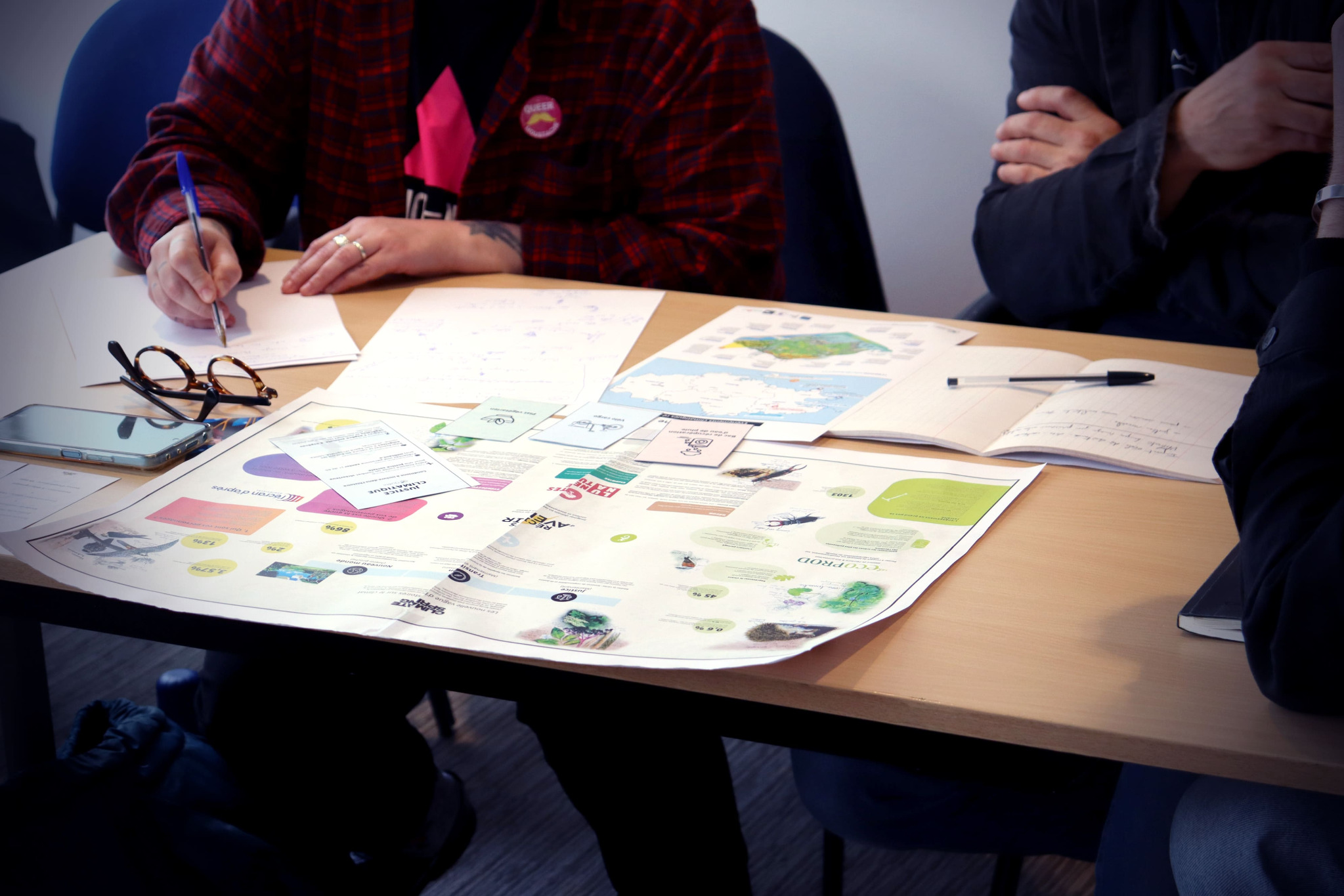 Participant·e écrivant pendant l’atelier Récits d’avenir